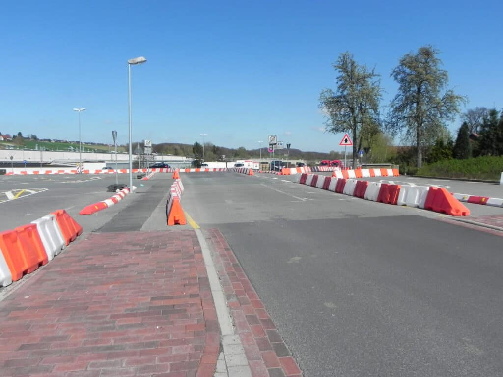 Die sog. Legosteine im Zentrum von GMHütte vor dem Umbau zu einem Riesenparkplatz (2013)
